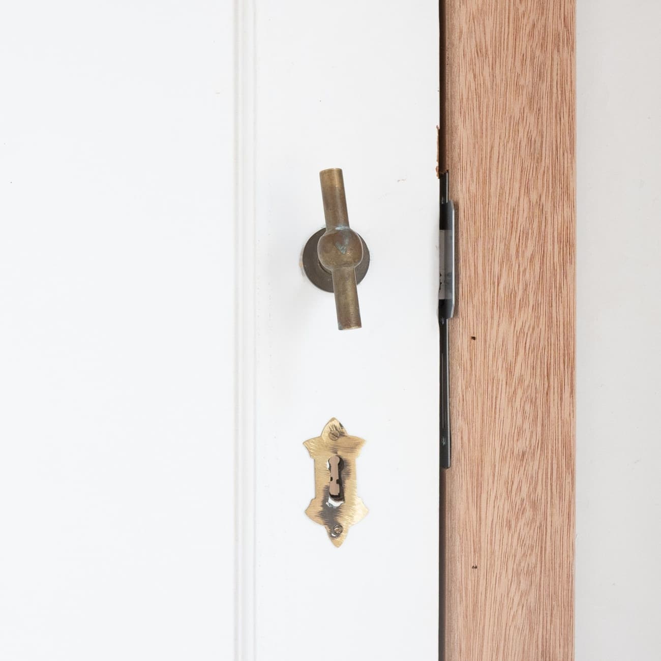 Architectural project - functional decor, home entry, oak wood, interior door, classic style, subtle detail, brass, warm interior, architectural detail, wood, metal, warm tones, light wood, functional design, neutral palette, minimalist design, simple elegance, white, inviting entrance, residential design, timeless design, home design, cozy home, wood door, door detail, wood finish