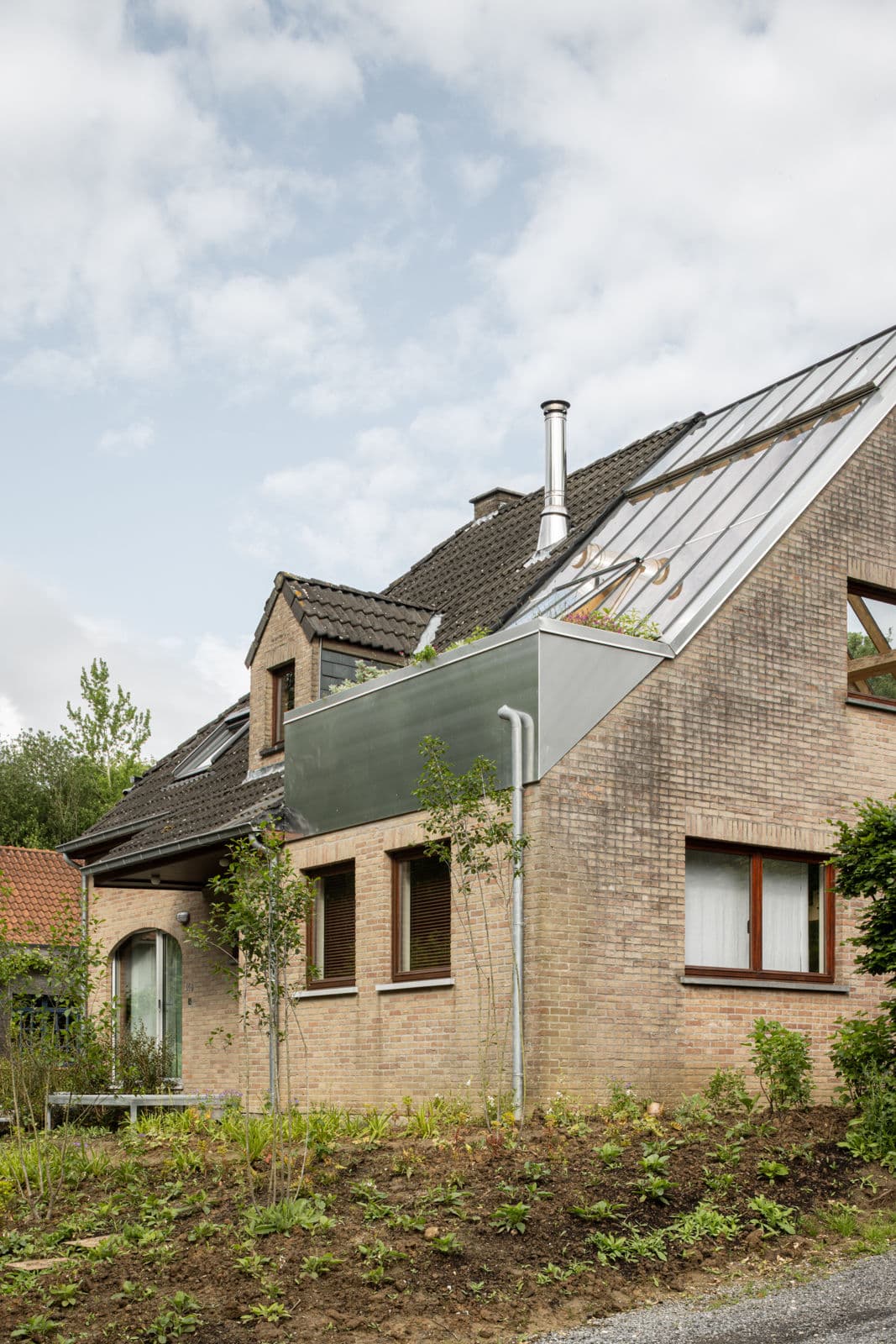 Architectural project - light grey, rooftop garden, minimalist garden, glass roof, brick house, roof terrace, clay brick, metal detailing, countryside vibe, modern countryside, natural materials, metal, outdoor space, natural light, passive design, sustainable design, glass, grey, green, brown, modern aesthetic, rustic modern, circular design, modern rustic, eco home, rural design, energy efficient design, eco friendly home, inviting home, energy efficient, warm atmosphere, sloped roof, pitched roof, brick, landscape design, exterior view, garden view, residential architecture, residential home, family home, textured facade, timeless design, cozy home, facade design, green roof, natural surroundings, sustainable living, skylight, suburban house, urban retreat, brown brick, green plants